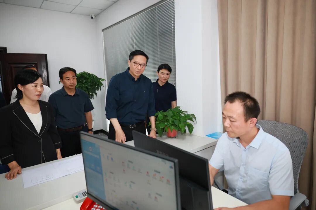 彭勇在保康县调研并接待来访群众