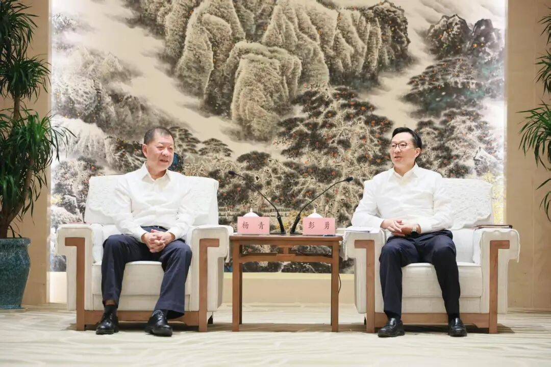 彭勇杜海洋会见东风公司董事长杨青 共同出席东风猛士X700首台量产车下线仪式