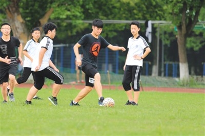 7月4日,浙江省衢州第二中学的学生们在校园内踢足球.
