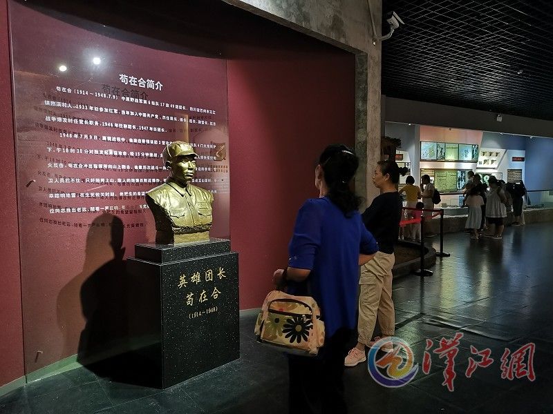 襄阳革命烈士纪念馆内的苟在合烈士雕像(襄阳革命烈士纪念馆供图)