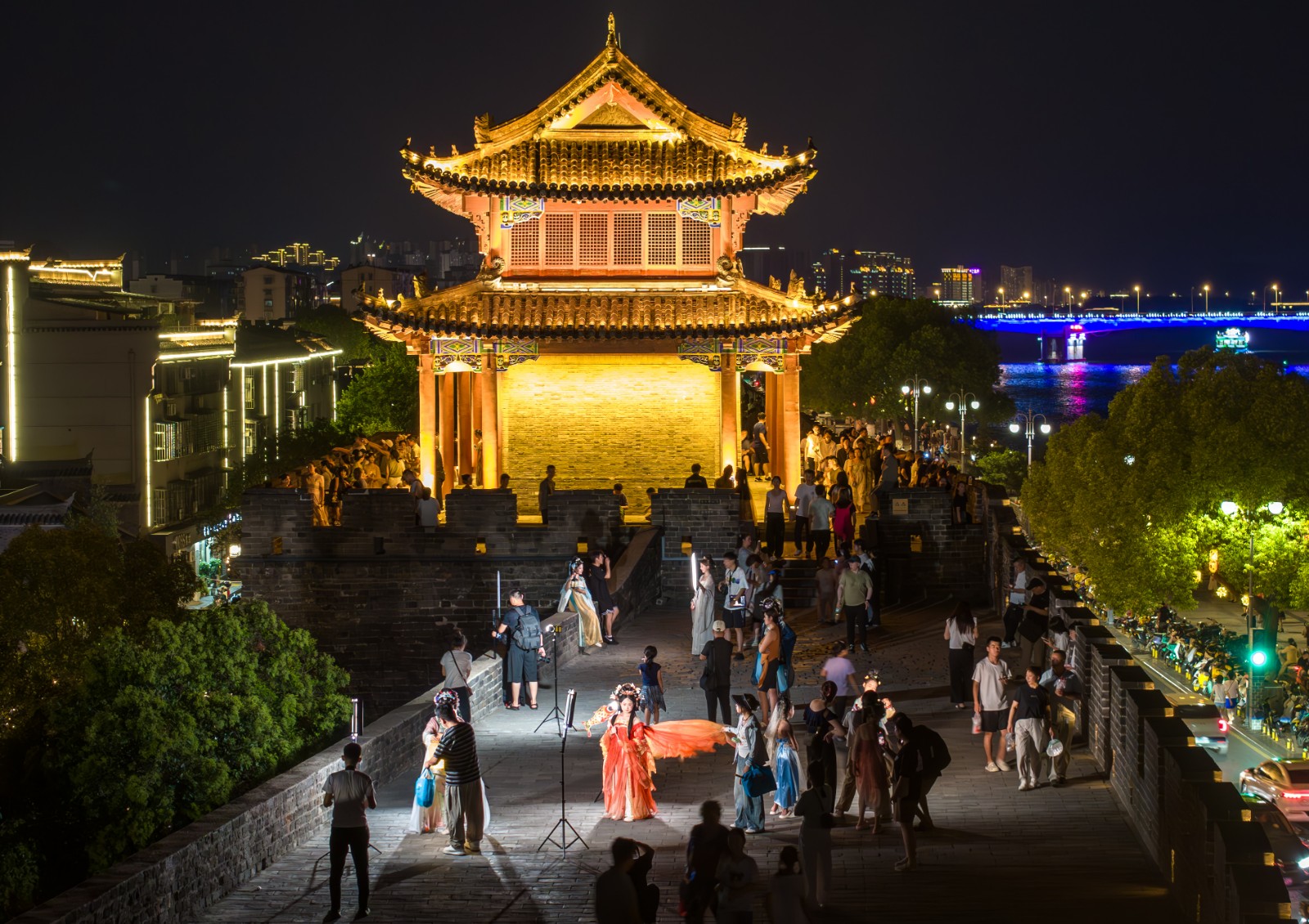 古城暑期夜游“热起来”(10233695)-20250804092426.jpg