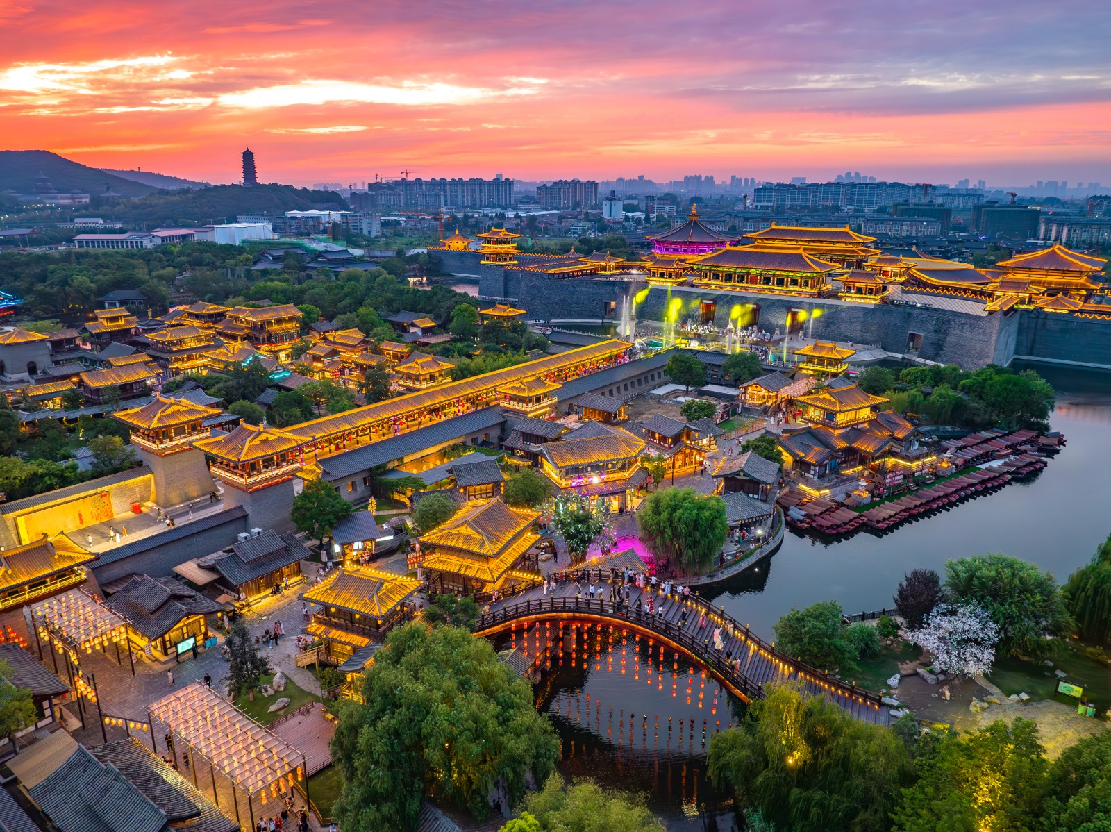 璀璨夜景醉游人多彩“夜”态添活力(10351427)-20250815113504.jpg