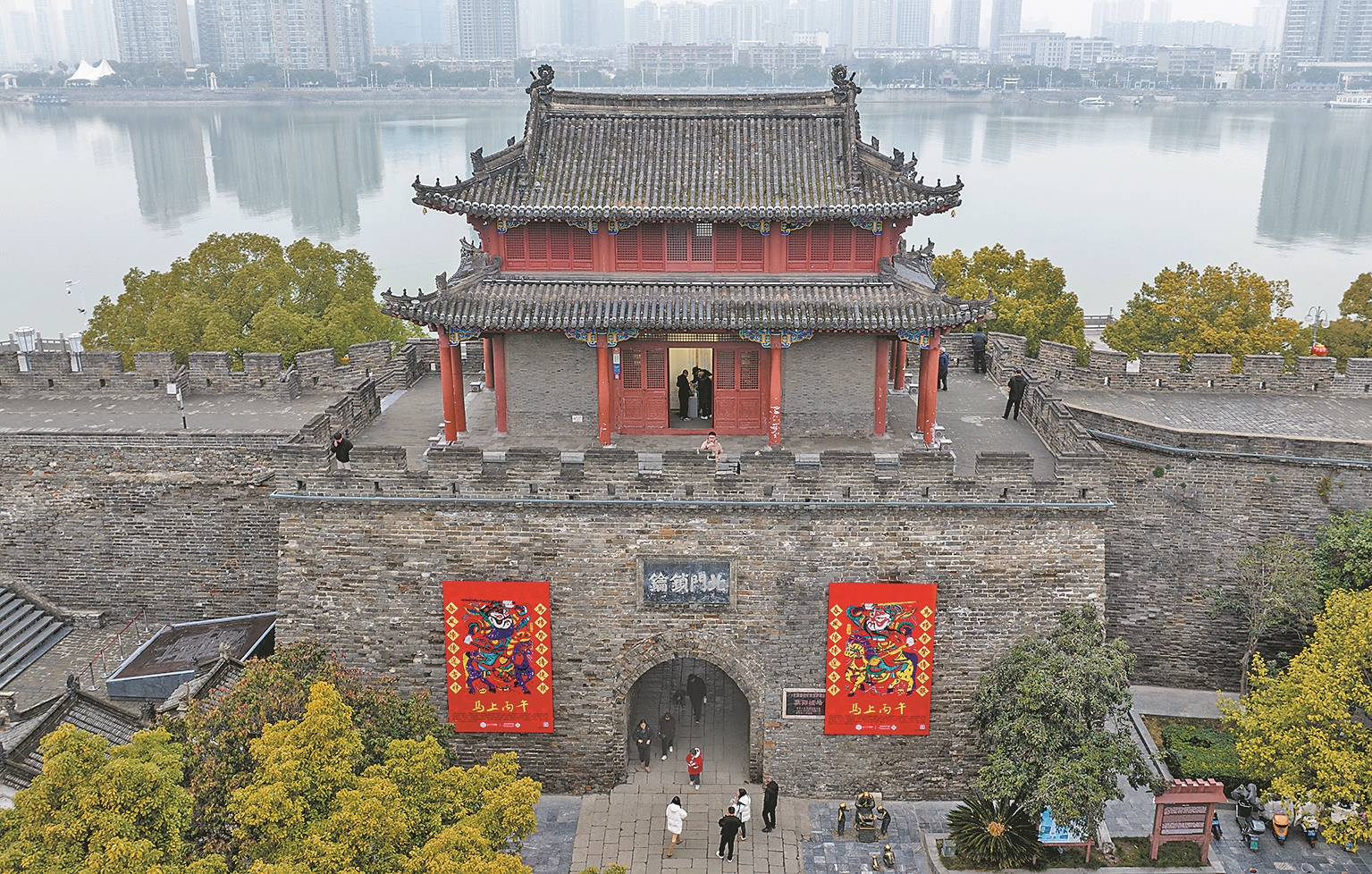 襄阳日报-2026-02-02-03-综合-襄阳古城挂年画迎新春(简图).jpg