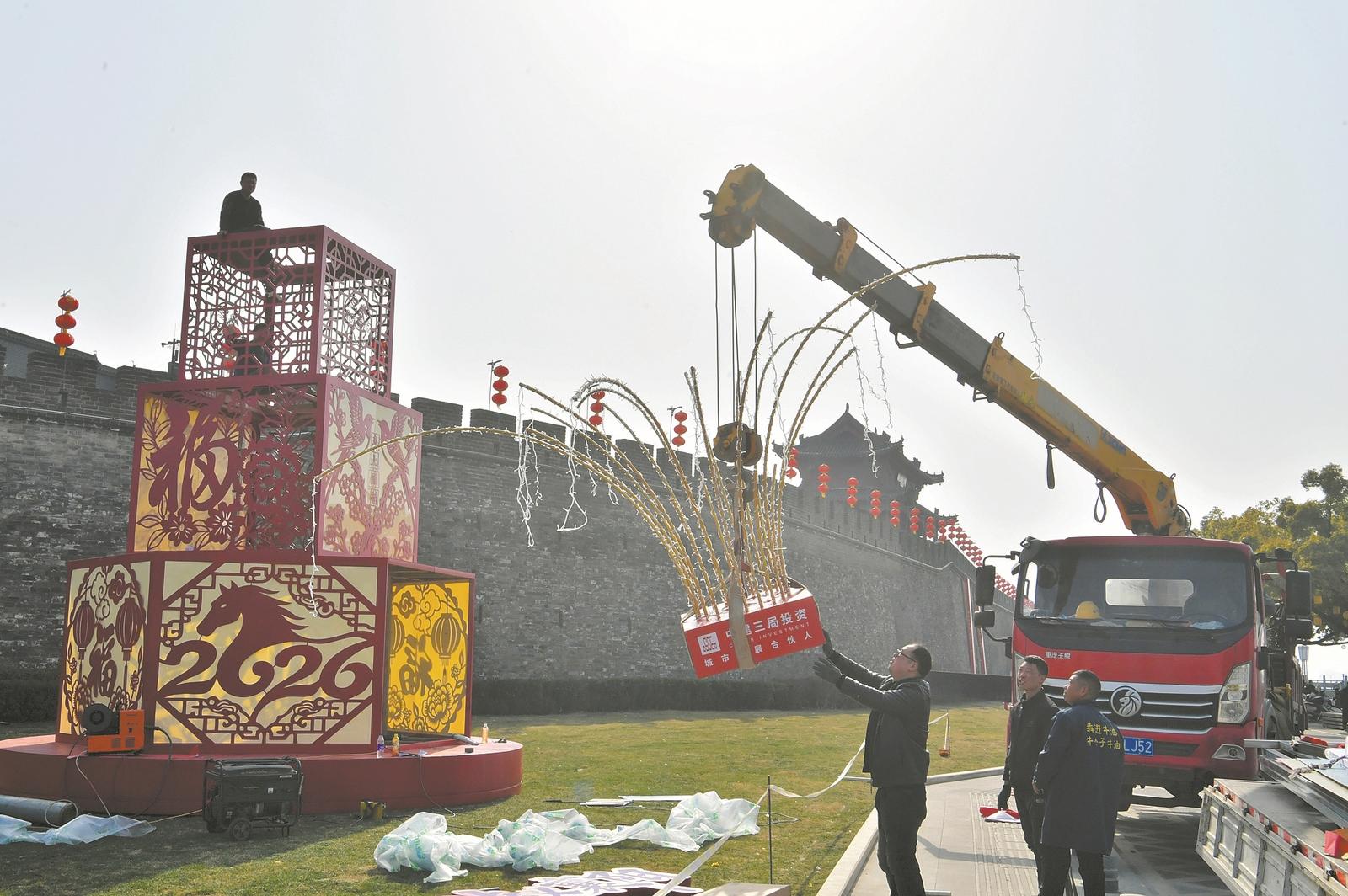 襄阳日报-2026-02-12-04-民生-扮靓古城迎佳节(简图).jpg