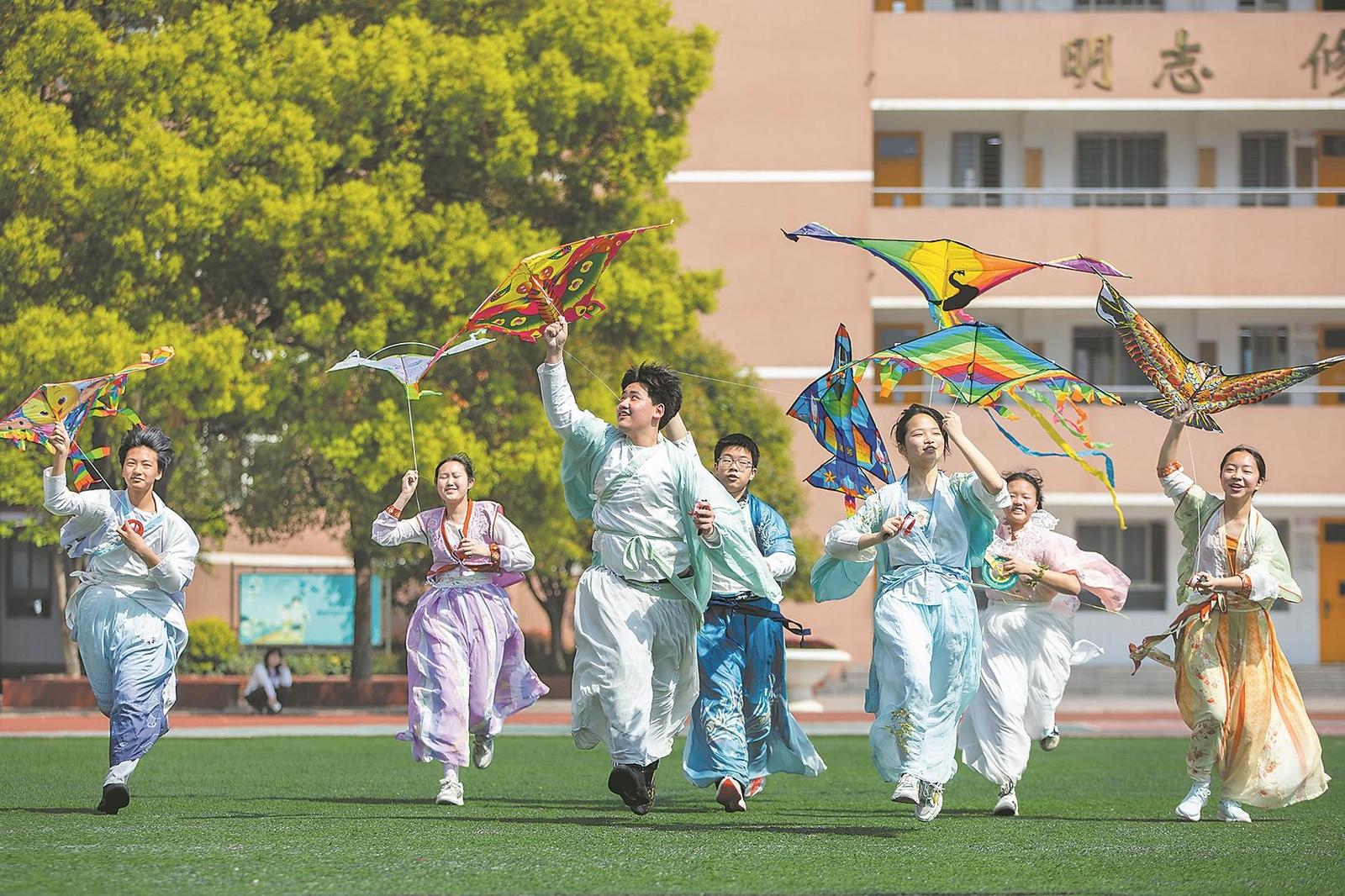襄阳日报-2026-04-02-04-民生-穿汉服 放风筝(简图).jpg