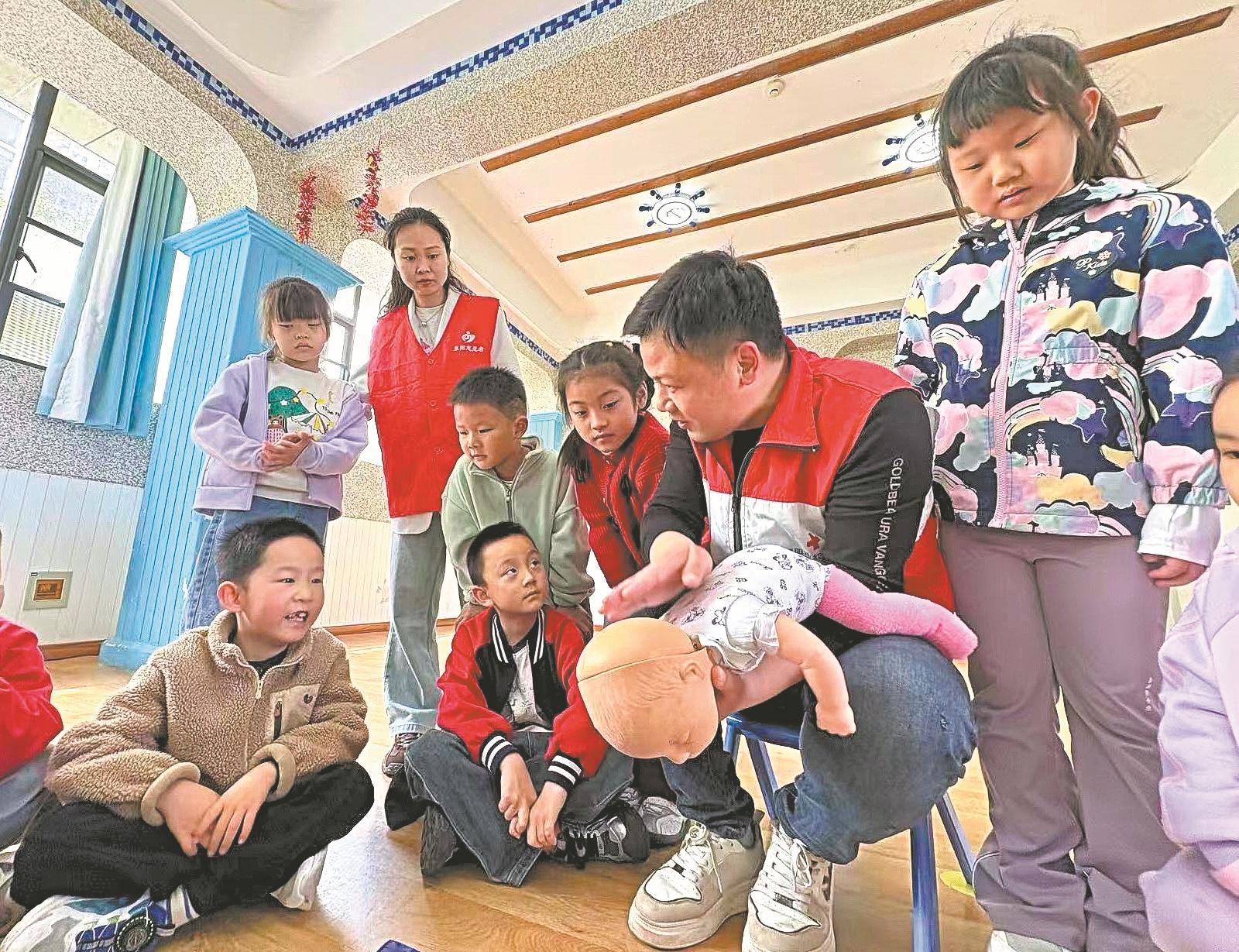 襄阳日报-2026-04-27-05-综合-应急救护进校园(简图).jpg