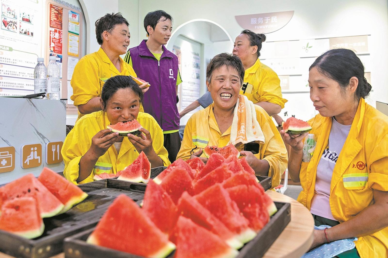 志愿者送清凉-襄阳日报-2026-07-16-04(简图).jpg